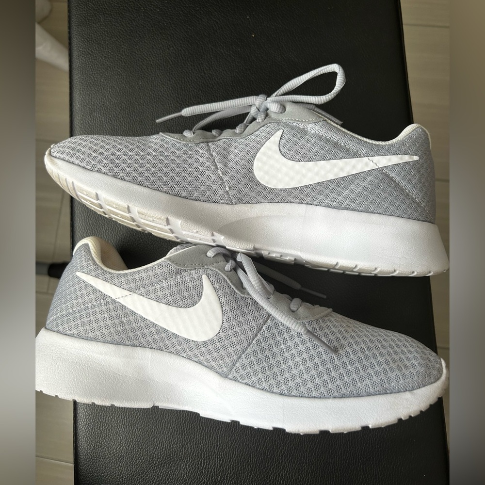 Women’s Nike Gray Roshe sneakers